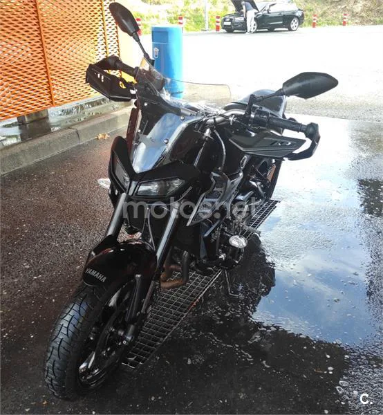 Yamaha MT-09 – Vista 7