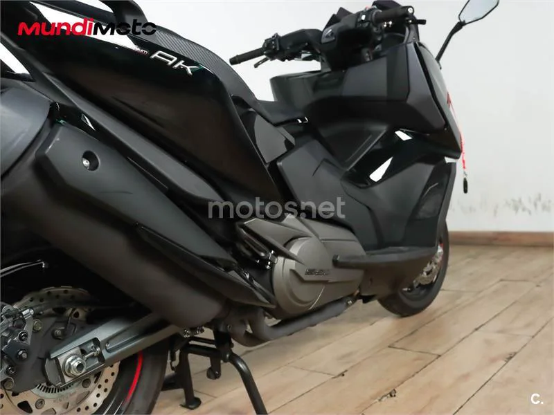 Kymco AK 550 – Vista 4