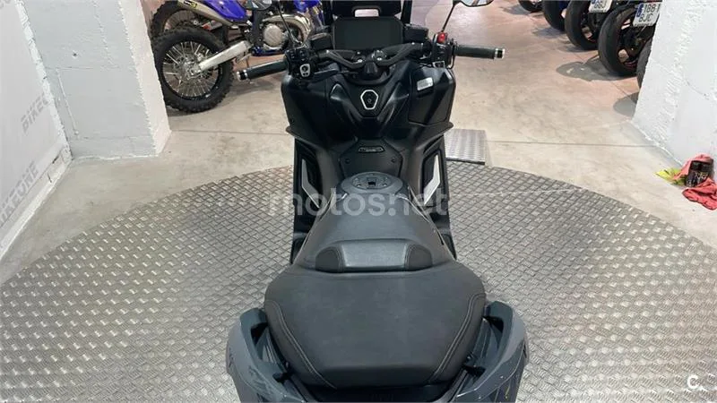 Yamaha TMAX – Vista 9