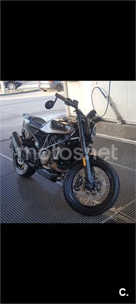 Husqvarna Svartpilen 701 – Vista 2