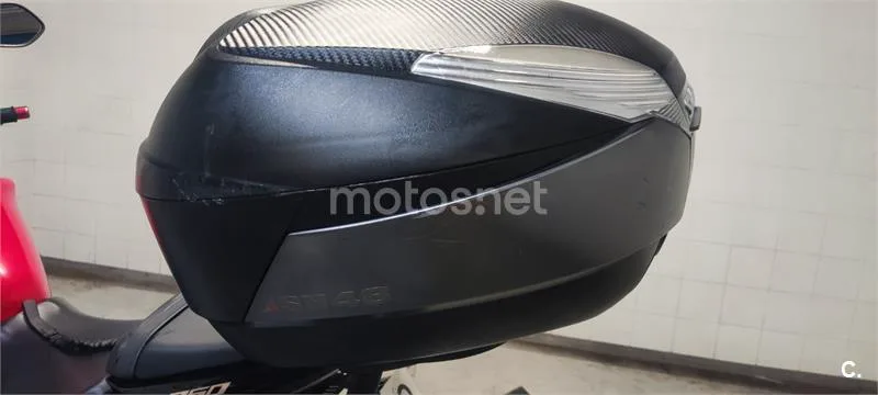 Suzuki GSR 750 – Vista 16