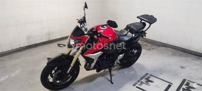 Suzuki GSR 750 – Vista 22