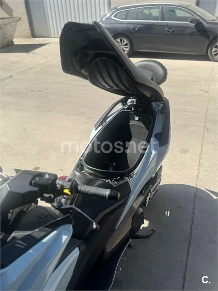 Kymco AK 550 – Vista 3
