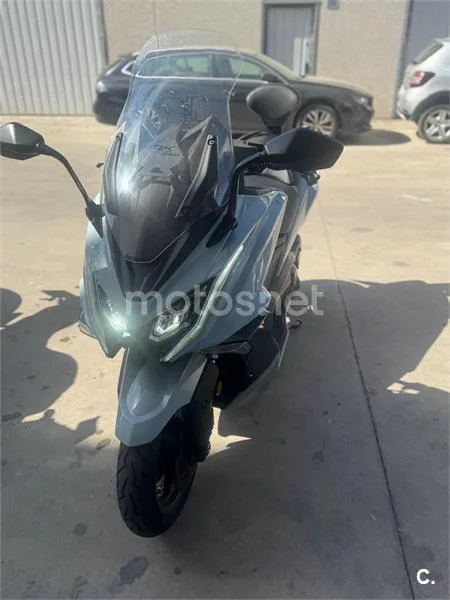 Kymco AK 550 – Vista 4