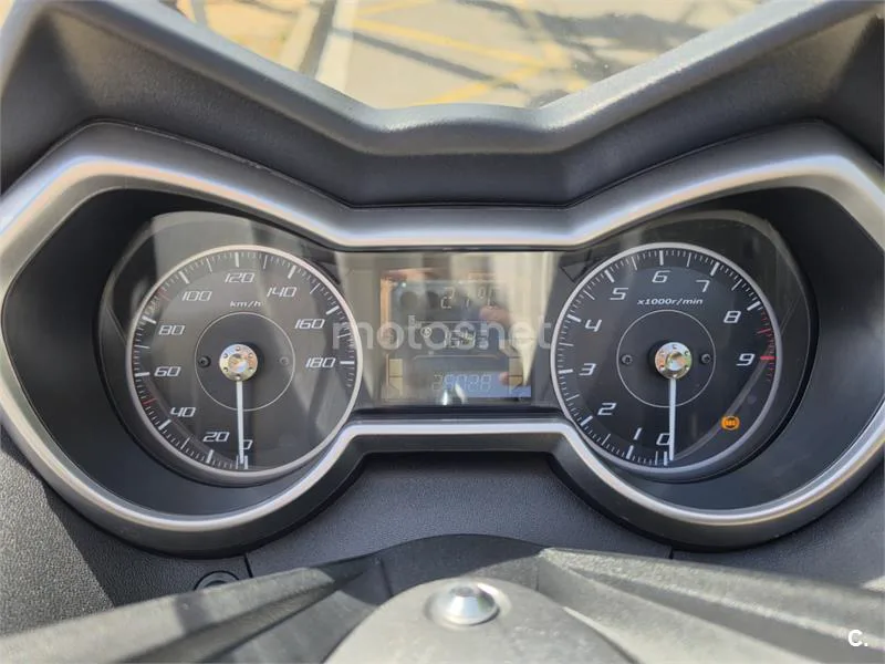Yamaha XMAX 400 – Vista 8