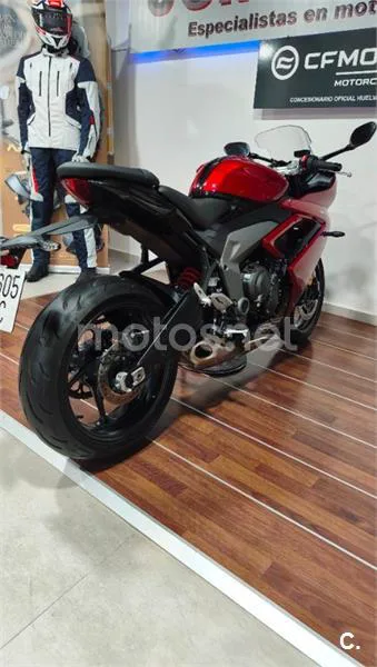 Triumph Daytona 660 – Vista 32