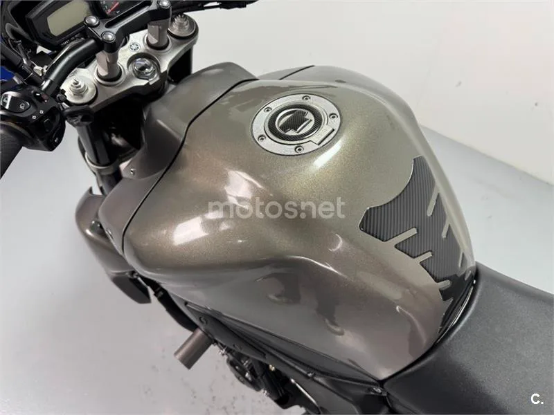 Yamaha FZ1 – Vista 12