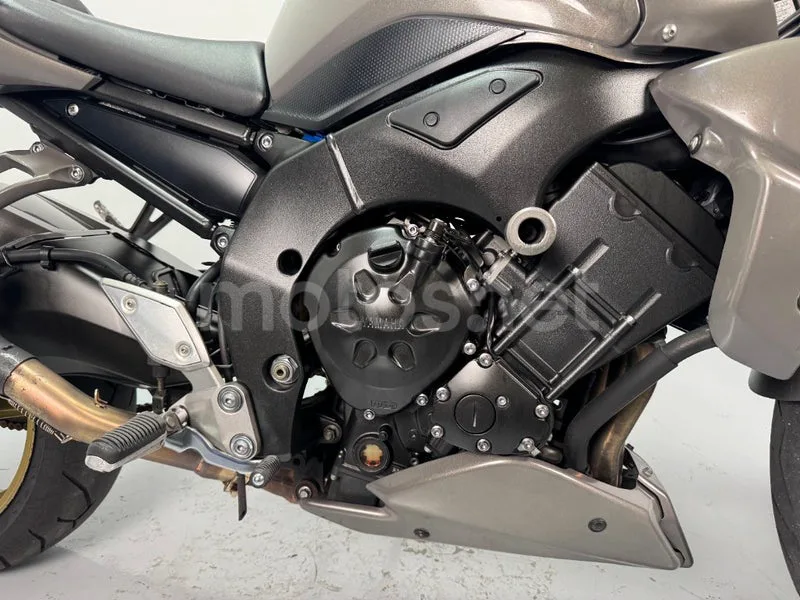 Yamaha FZ1 – Vista 16