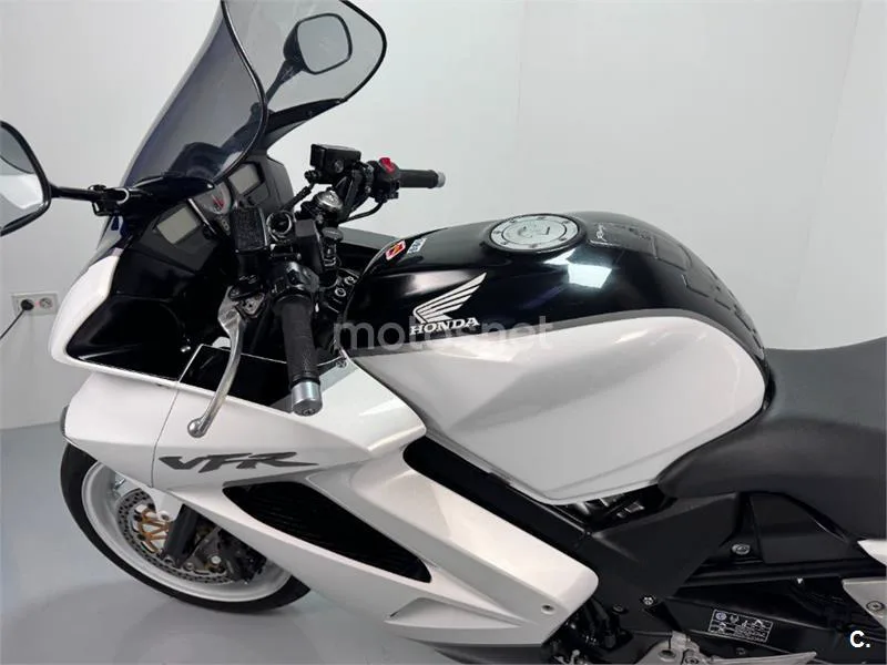 Honda VFR 800 – Vista 17