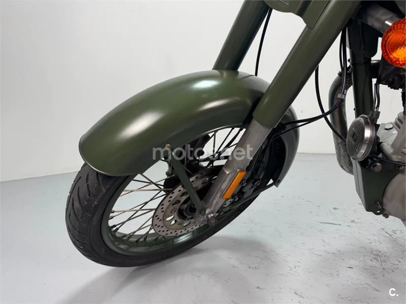 Royal Enfield Classic – Vista 17
