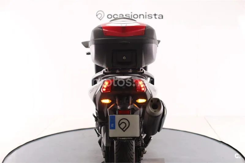 Yamaha TMAX – Vista 9