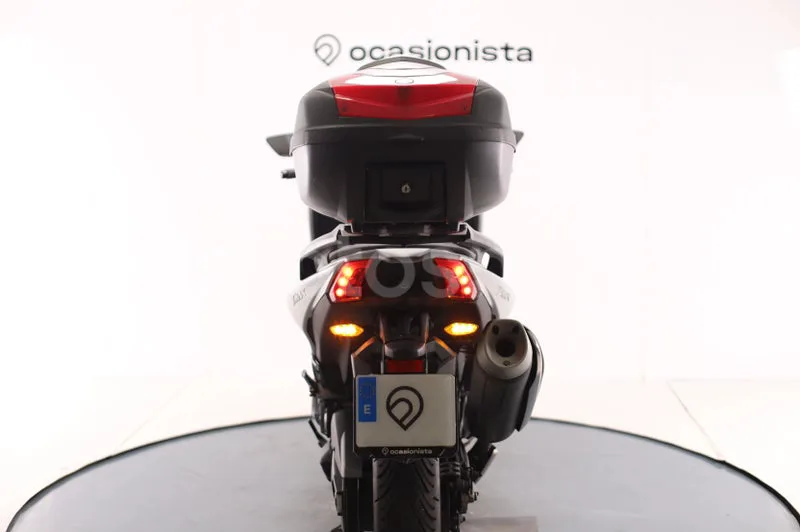 Yamaha TMAX - Vista 10