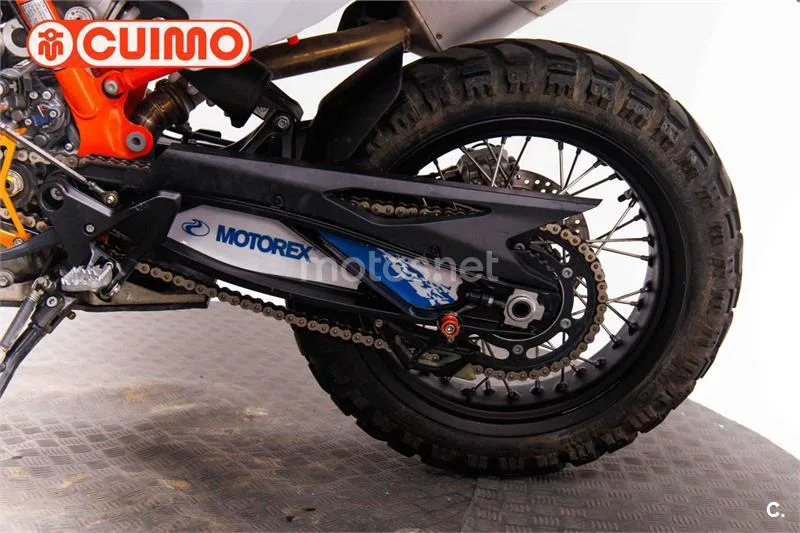 KTM 890 – Vista 17