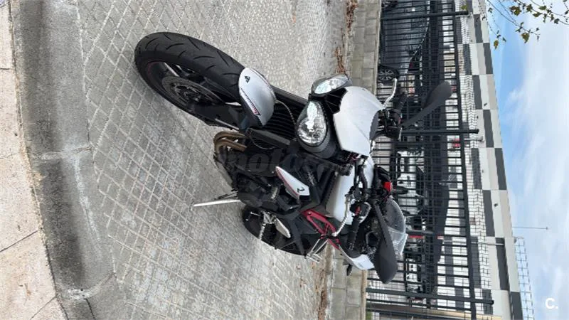 Triumph Street Triple – Vista 3