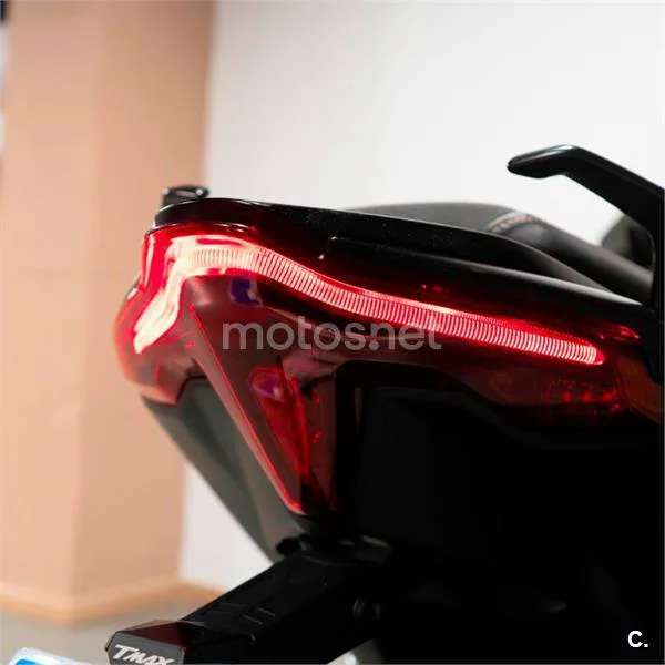 Yamaha TMAX – Vista 14