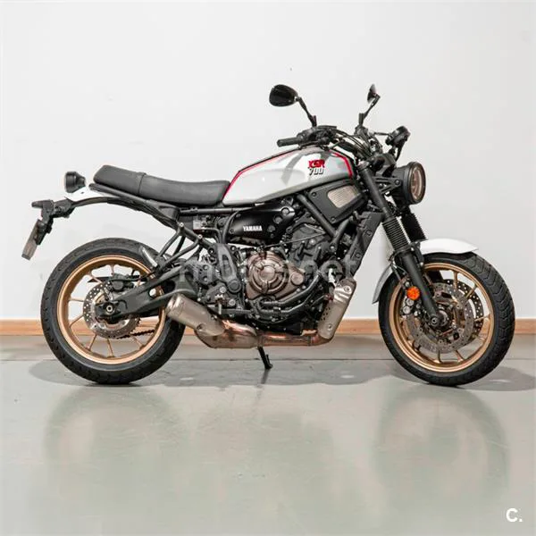 Yamaha XSR 700 – Vista 16
