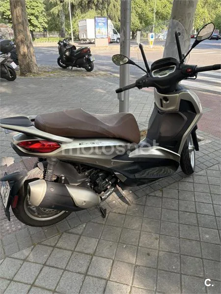 Piaggio Beverly – Vista 2
