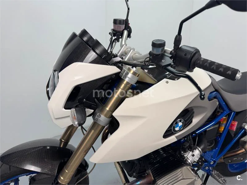 BMW HP2 Megamoto – Vista 15