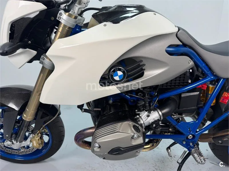BMW HP2 Megamoto – Vista 16