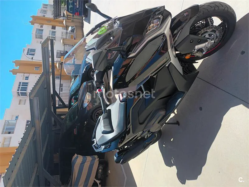 Kymco AK 550 – Vista 4