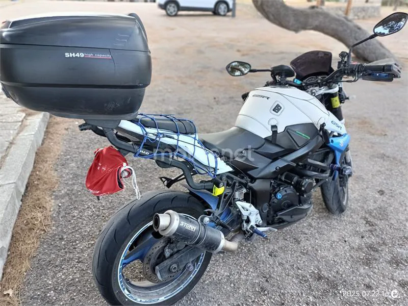 Suzuki GSR750 - Vista 4