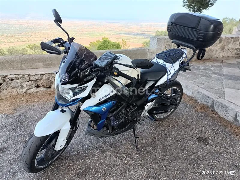 Suzuki GSR750 - Vista 6