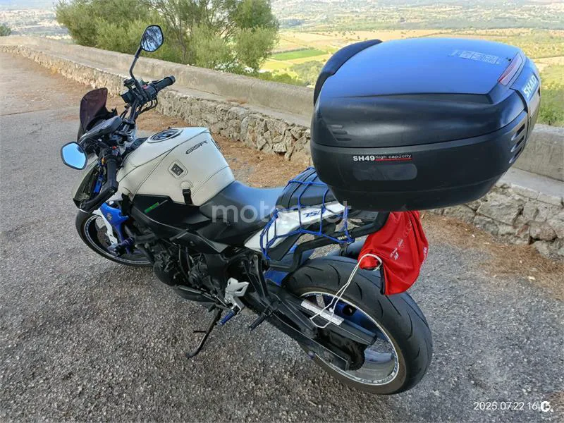 Suzuki GSR750 - Vista 8