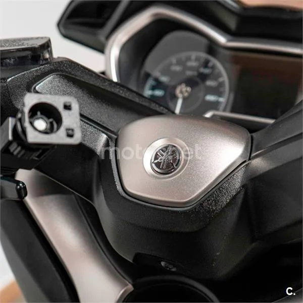 Yamaha XMAX 400 – Vista 10