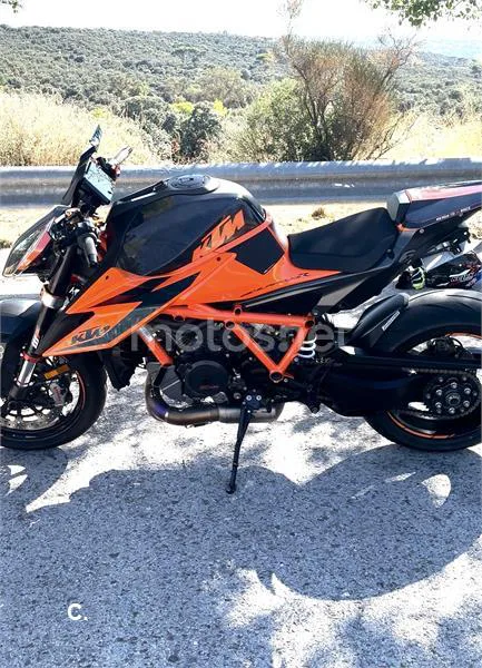 KTM 1290 Super Duke R – Vista 3