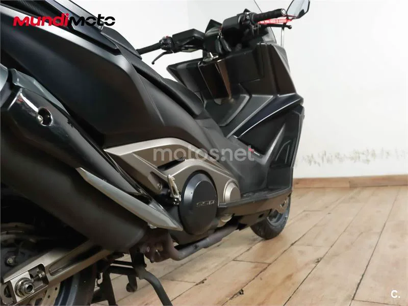 Kymco AK 550 – Vista 4