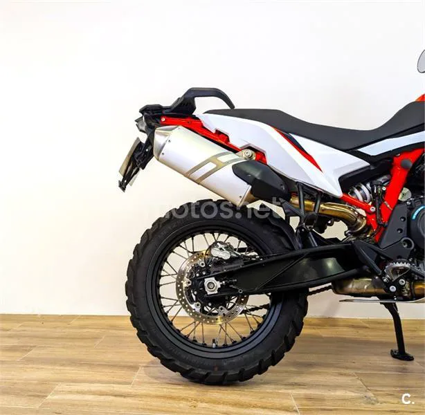 KTM 890 – Vista 3