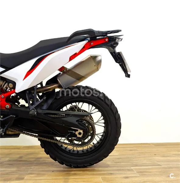 KTM 890 – Vista 9