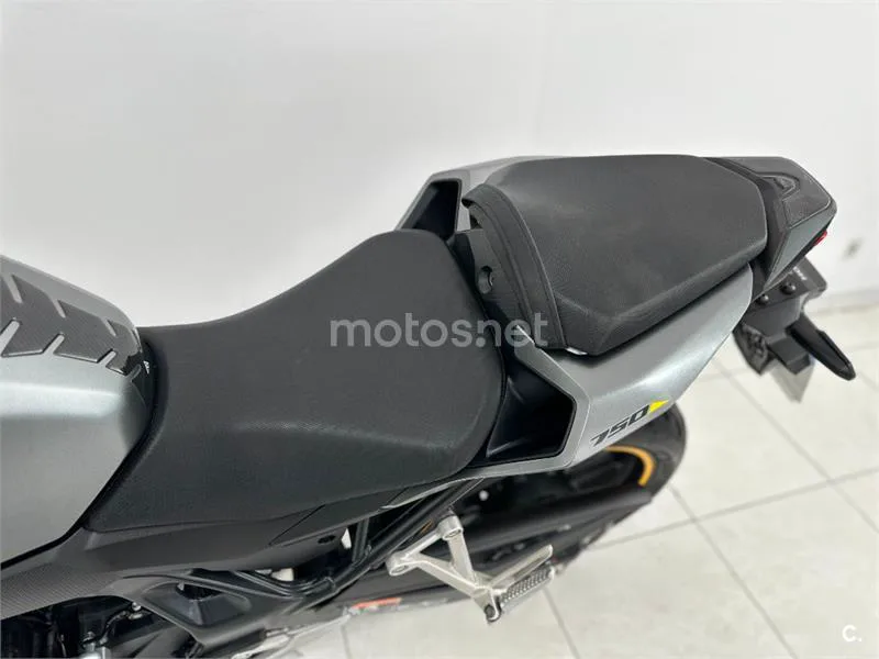 Honda CB 750 Hornet – Vista 24