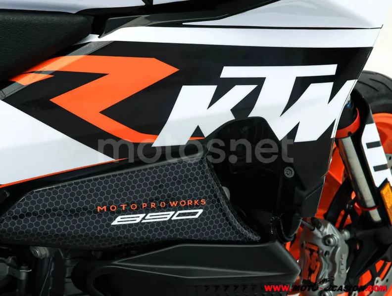 KTM 890 – Vista 9