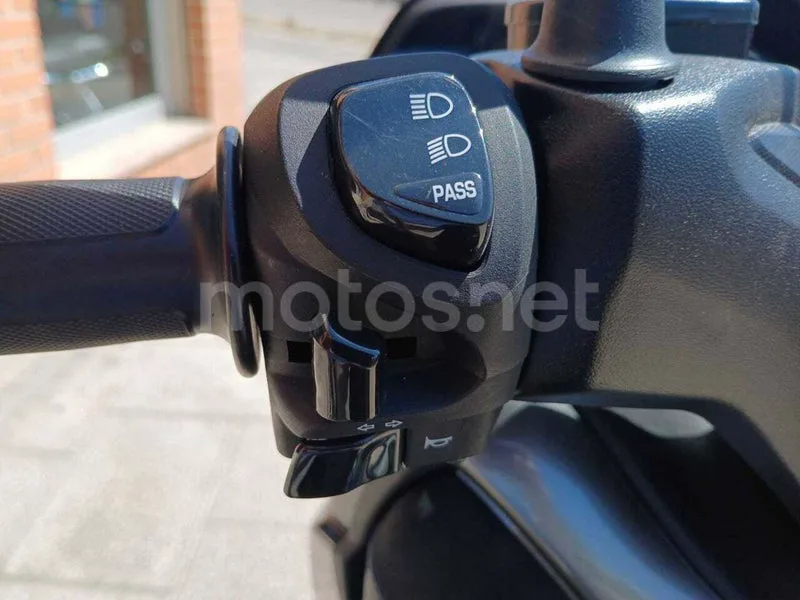 Yamaha XMAX 300 – Vista 10