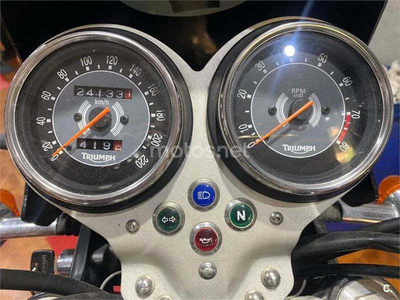 Triumph Bonneville T100 – Vista 7