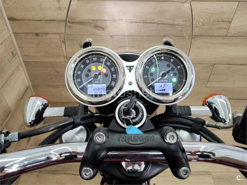 Triumph Bonneville T120 – Vista 17
