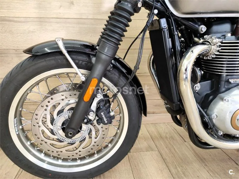 Triumph Bonneville T120 – Vista 21