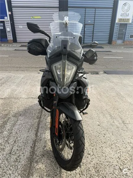 KTM 890 – Vista 7