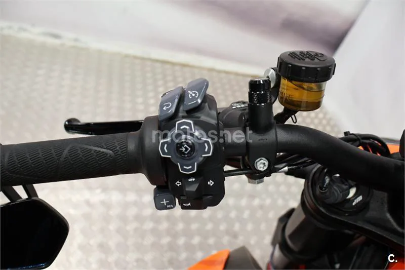 KTM 1290 Super Duke R – Vista 8