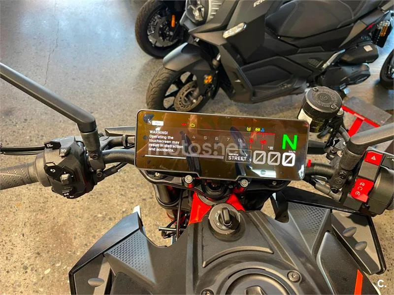 KTM 890 – Vista 3