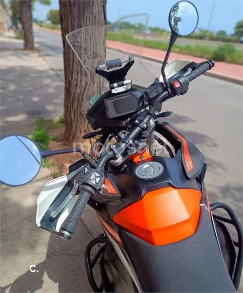 KTM 890 – Vista 4