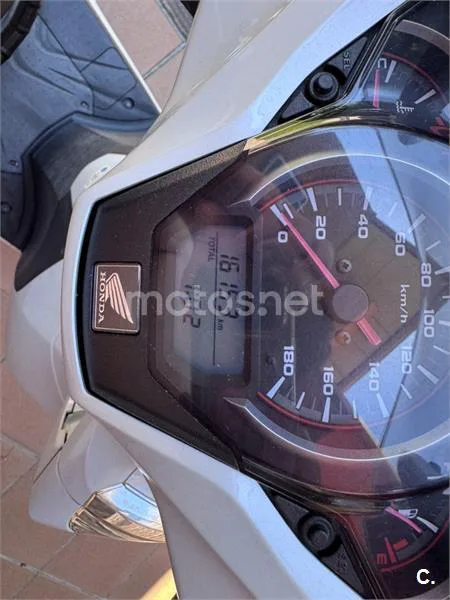 Honda SH 300i – Vista 3