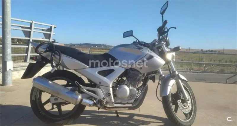 Honda CB 250 F – Vista 3