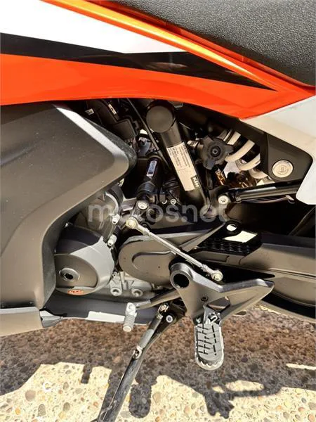KTM 890 – Vista 14