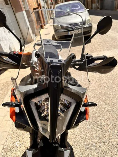 KTM 890 – Vista 15