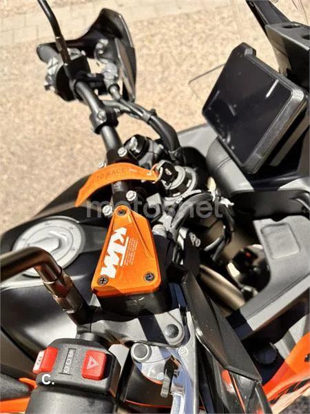 KTM 890 – Vista 16