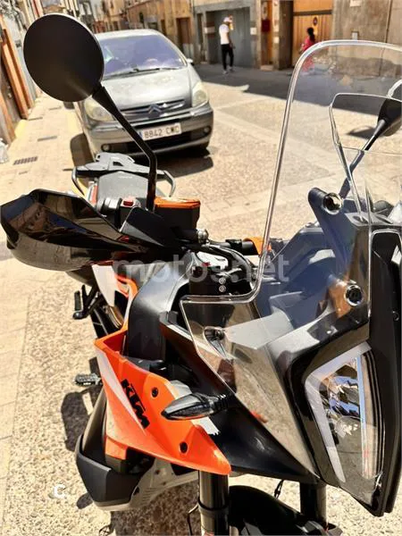 KTM 890 – Vista 17