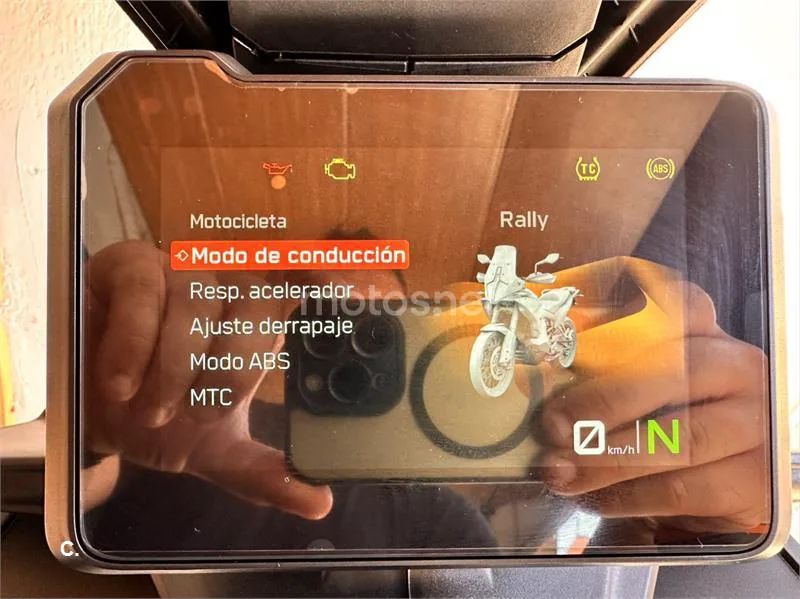 KTM 890 – Vista 19