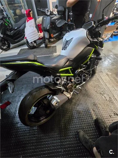 Kawasaki Z900 – Vista 11
